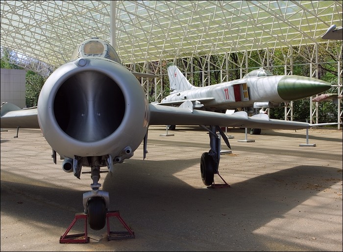 MiG-17 và tiêm kích đánh chặn SU-15TM
